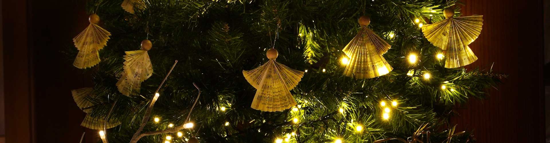 Weihnachtliche-Gemuetlichkeit-in-Mandelholz