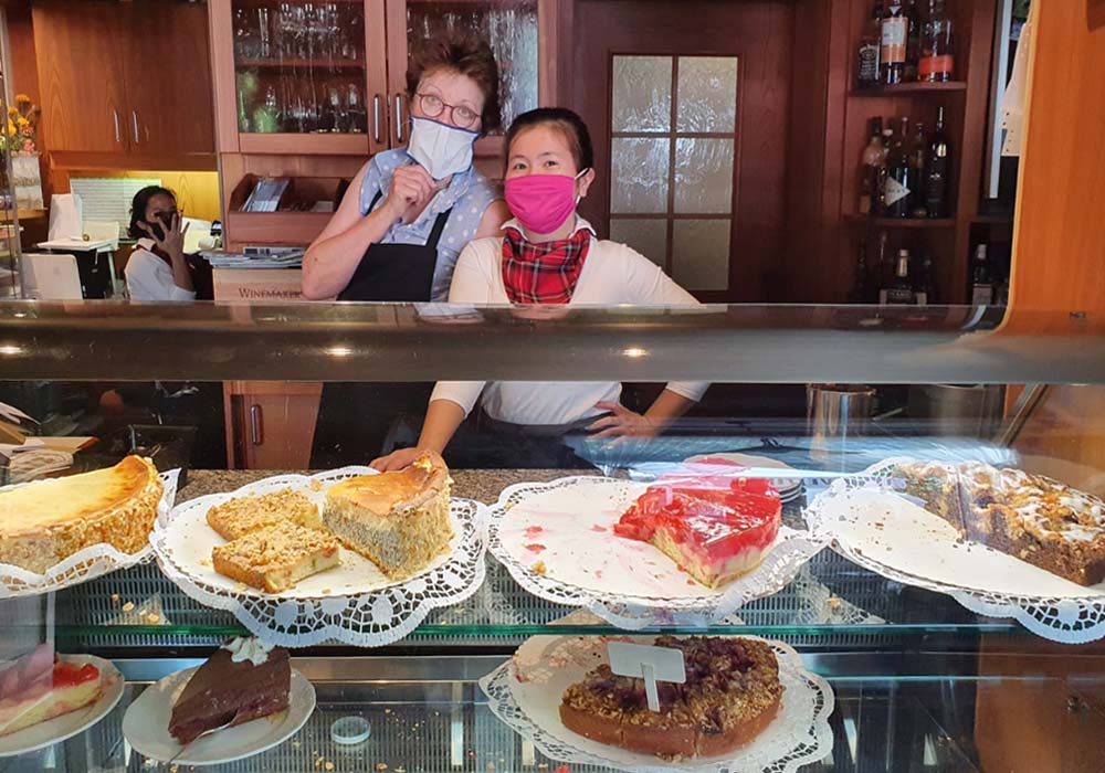 Kaffee und Kuchen in Mandelholz